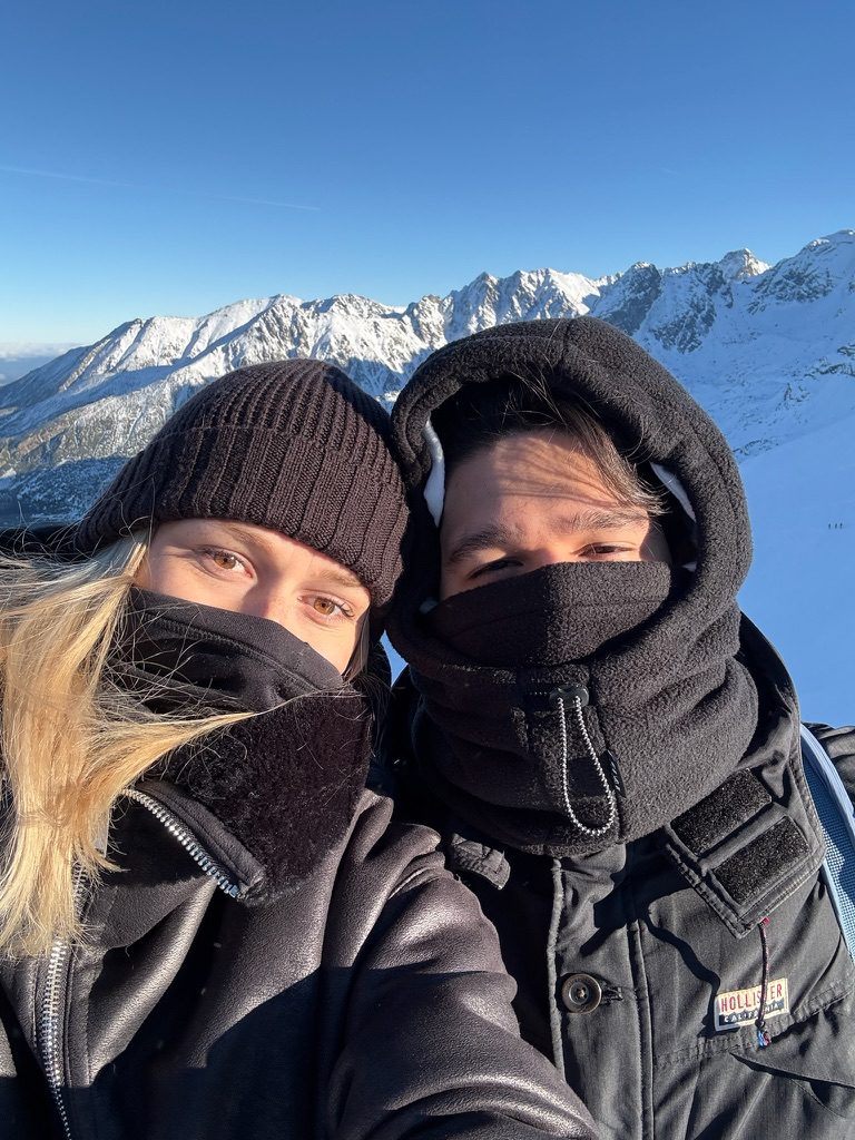 Julia and João, wrapped up warm in the snowy mountains